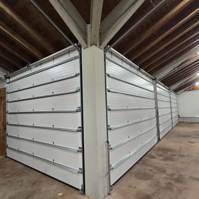 Portoni sezionali chiusi lungo un edificio agricolo